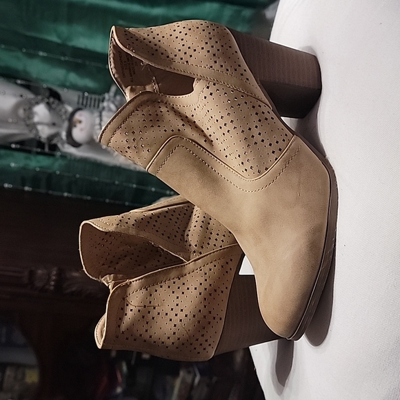 MANDEN Girl Booties size 9 color tan - Picture 2 of 11